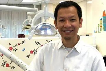BERI SUMBANGAN: Dr Rashid Tahir tidak teragak-agak menaja satu anugerah bagi pelajar terbaik jurusan pergigian kanak-kanak dalam peperiksaan akhir Sarjana Pembedahan Gigi selepas mendapat tahu belum ada pihak yang tampil menaja sebarang anugerah. - Foto NUS