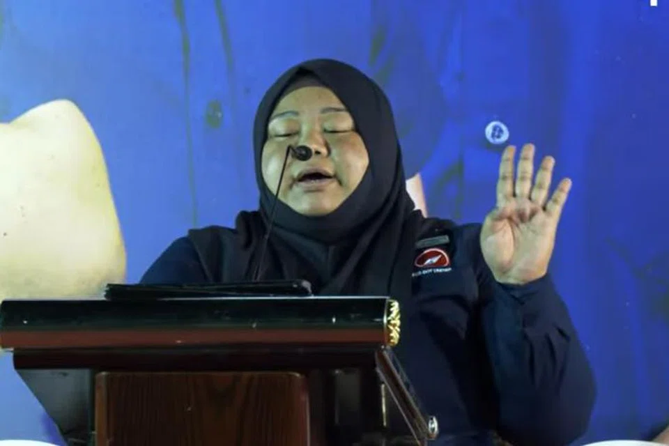 Cik Liyana Dhamirah menyertai pasukan Titik Merah Bersatu (RDU) setelah dapat bangkit semula daripada kesusahan hasil pertolongan Setiausaha Agung RDU, Encik Ravi Philemon, pada 2009.