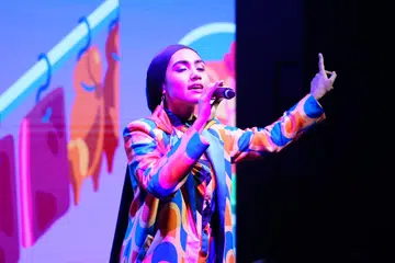 Dalam babak keempat, Shazza akan membawakan lagu berjudul ‘Andru Vanthathum Ithe Nila’ sebagai duet bersama Ebi Shankara, salah seorang hos NDP.