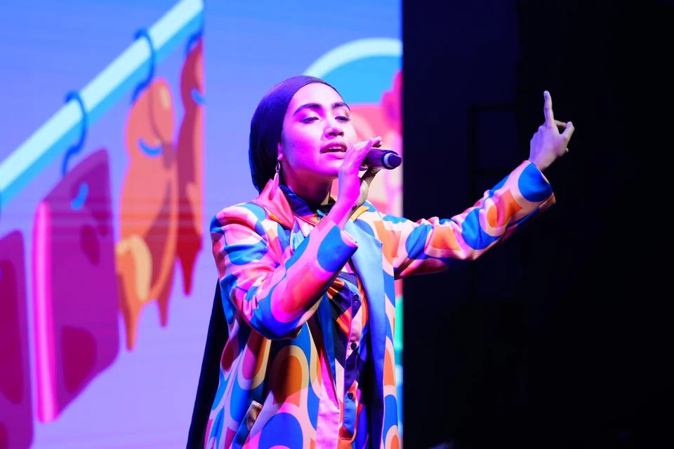 Dalam babak keempat, Shazza akan membawakan lagu berjudul ‘Andru Vanthathum Ithe Nila’ sebagai duet bersama Ebi Shankara, salah seorang hos NDP.