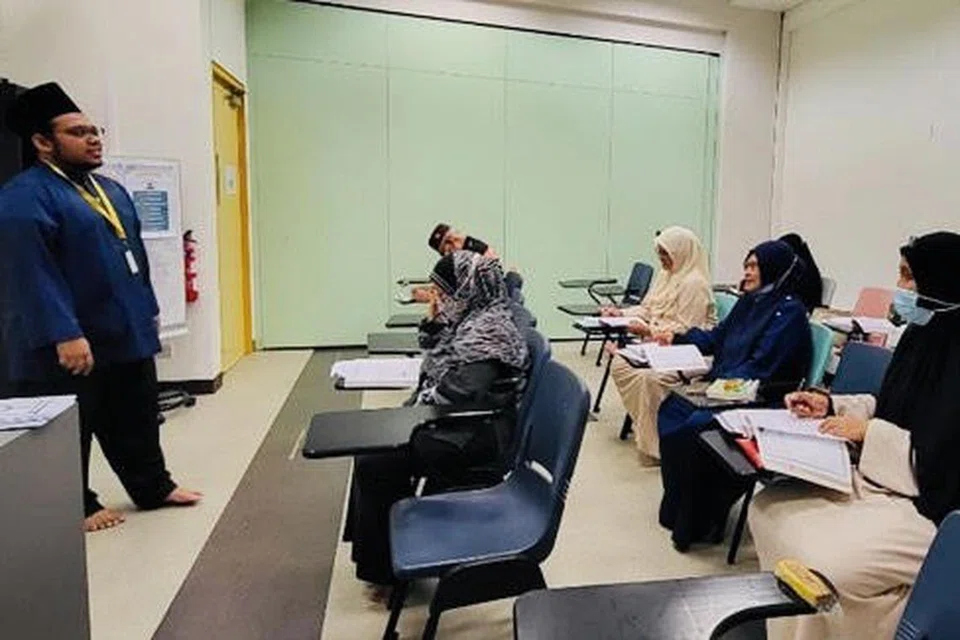 SEBAR ILMU: Seorang pegawai dakwah Masjid Ar-Raudhah semasa mengajar kelas Raudhatul Quran di masjid tersebut. 