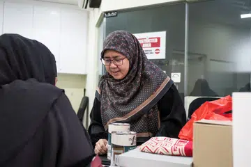 Cik Mariah Mohd Yusoff, 60 tahun, terus melangkah maju dalam kerjayanya sambil melayani keperluan jemaah di Masjid Alkaff Kampung Melayu. Bermula sebagai Pegawai Sokongan Korporat pada akhir 2014, pengalaman menguruskan derma, pembayaran dan rekod transaksi membuka laluan kepadanya menjadi Pegawai Eksekutif Kewangan.