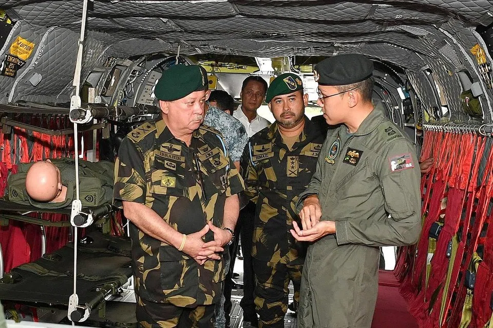 DIBERI TAKLIMAT: Sultan Ibrahim dan Tunku Ismail Sultan diberi taklimat mengenai RSAF, melihat paparan statik Helikopter Angkat Berat CH-47F, dan menaiki helikopter itu di Pangkalan Udara Sembawang. - Foto MINDEF 