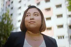 KONGSI CERITA: Melalui video muzik Hari Kebangsaan Singtel, Cik Nurul Shaza Mohd Ishak kongsi kisah kehidupannya menuntut ilmu di luar negara sambil merindukan Kota Singa. - Foto SINGTEL