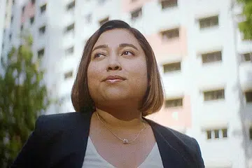 KONGSI CERITA: Melalui video muzik Hari Kebangsaan Singtel, Cik Nurul Shaza Mohd Ishak kongsi kisah kehidupannya menuntut ilmu di luar negara sambil merindukan Kota Singa. - Foto SINGTEL