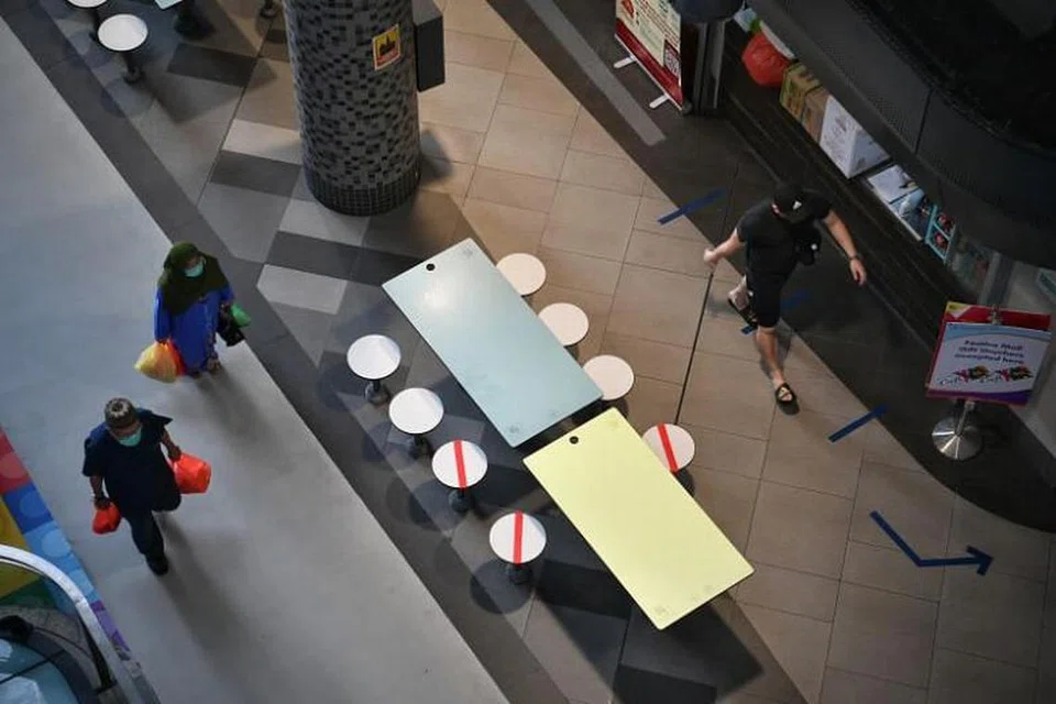 Tempat duduk dan meja akan ditandakan untuk kumpulan makan dengan pelbagai saiz, antara satu hingga lima orang. - Foto fail