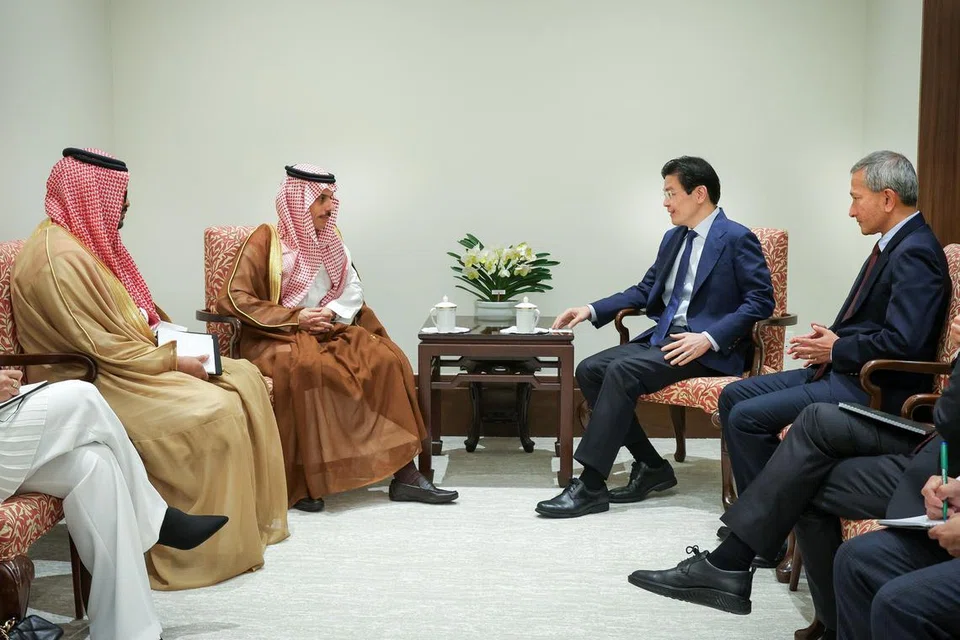 Menteri Ehwal Luar Arab Saudi, Putera Faisal Bin Farhan Al Saud (dua dari kiri),  telah bertemu dengan Perdana Menteri, Encik Lawrence Wong (dua dari kanan), di Istana semasa lawatan kerja beliau ke negara ini dari 14 hingga 15 Januari. Pada 15 Januari, Putera Faisal dan Menteri Ehwal Luar, Dr Vivian Balakrishnan (kanan) telah menandatangani MOU untuk menubuhkan Majlis Perkongsian Strategik Singapura-Arab Saudi.