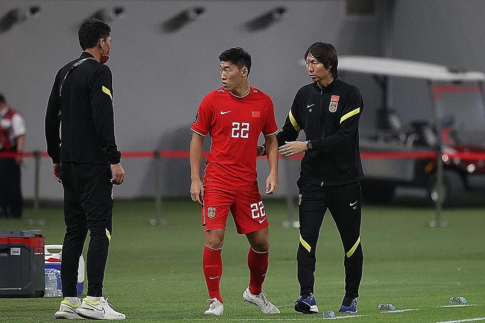 PENGURUS BERTARAF BINTANG: Li Tie (paling kanan) adalah antara segelintir pemain dari China yang berjaya mengukir nama di England dan Eropah. Namun beliau kini terkial-kial sebagai jurulatih dan berdepan dengan tugas mencabar membawa negara itu ke Piala Dunia. - Foto AFP