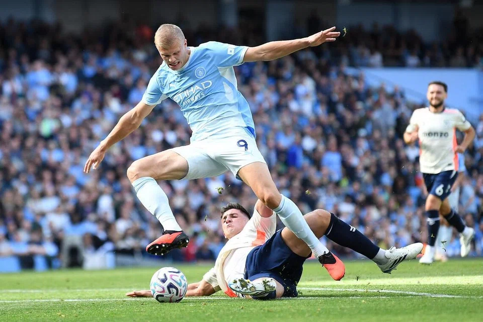 Penyerang Manchester City Erling Haaland (kiri) bakal menjadi ancaman utama benteng pertahanan Manchester United apabila Manchester City bertandang ke Old Trafford pada 13 September dalam aksi derbi tumpuan.