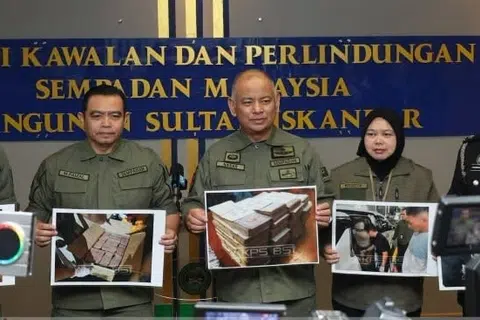 Timbalan Ketua Pengarah (Operasi) Agensi Kawalan dan Perlindungan Sempadan Malaysia (AKPS), Datuk Mohd Nasaruddin M Nasir (tengah), pada sidang media di  Bangunan Sultan Iskandar (BSI), Johor Bahru.