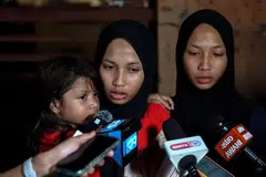Nur Qistina Awliyah Mohd Azinor (tengah) berkata ibu mereka, Allahyarhamha Noor Rahiza Anuar, begitu teruja menyambut Hari Raya kali ini.