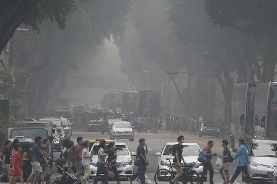 Jerebu teruk menyelubungi ruang udara Orchard Road pada Khamis, 23 September. Pejabat Mufti menyatakan Islam amat menitiberatkan kesejahteraan kehidupan insan dan menyediakan keringanan (rukhsah) tatkala insan ditimpa kesusahan atau kesempitan, termasuk tidak diwajibkan menunaikan solat berjemaah di masjid, seperti solat Jumaat. Gambar THE STRAITS TIMES