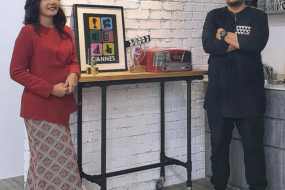 TERBIT IDEA PUPUK NILAI KELUARGA: Penggerak syarikat penerbitan Poetry In Motion, Cik Nusaibah Abdul Rahim dan Encik Safiyuddin Razif, teruja menghasilkan dua telefilem Hari Ibu dan sebuah telefilem Hari Bapa kerana peluang berkongsi pelbagai stereotaip tentang ibu berpenyakit mental, ibu kurang upaya dan ayah tiri. Foto ini dirakam pada musim Lebaran dua tahun lalu. - Foto POETRY IN MOTION 