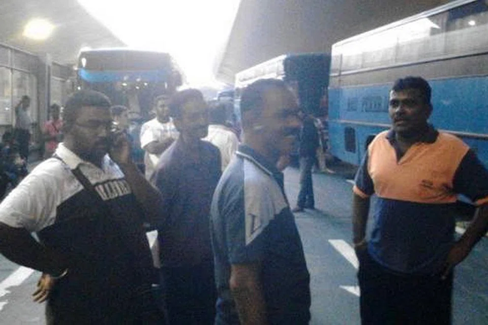 ENGGAN BERGERAK: Beberapa pemandu bas Malaysia ini enggan meneruskan perjalanan ke Singapura ekoran langkah pemerintah mengenakan bayaran tol lebih tinggi. - Foto FACEBOOK STEVEN CHOONG