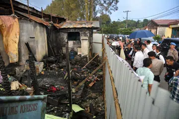 Pegawai Suruhanjaya Polis Negara (Kompolnas) dan anggota Polis Tanah Karo pada 2 Julai, meninjau lokasi kejadian kebakaran yang mengorbankan seorang wartawan dan tiga anggota keluarga di Kabupaten Karo, Sumatera Utara.