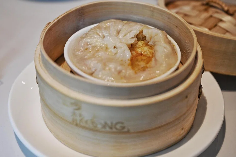 Hidangan ‘Loong’s Signature Juicy Bao’ yang juga dikenali sebagai ‘xiao long bao’, $8.80. 