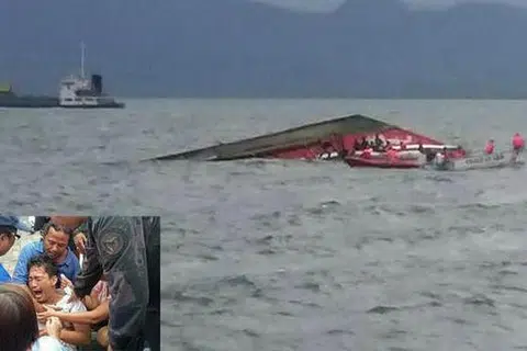 USAHA MENYELAMAT: Para penyelamat sedang mencari mangsa yang mungkin terselamat bersebelahan feri penumpang yang terbalik berdekatan bandar Ormoc, tengah Filipina, semalam. (Gambar sisipan) Seorang mangsa menangis setelah beliau berjaya diselamatkan. - Foto-foto AFP