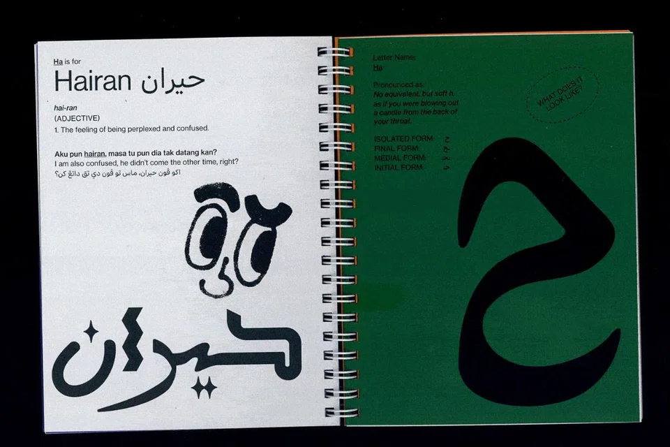Encik Muhammad Fatih Rosli mereka buku tentang slanga bahasa Melayu kini dengan menggunakan huruf Jawi bagi projek tahun akhir di universiti. 