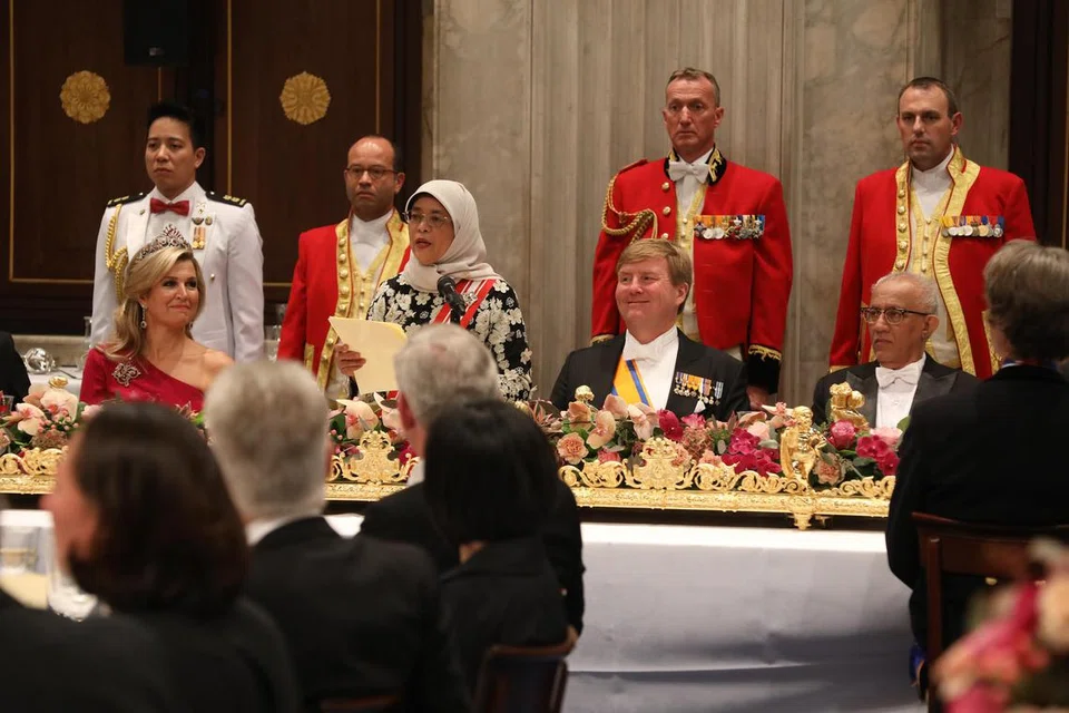 DIBERI PENGHARGAAN: Puan Halimah memberi ucapan di majlis jamuan negara di Istana Diraja Amsterdam. Turut dalam gambar ialah suami beliau, Encik Mohamed Abdullah Alhabshee (paling kanan, duduk) serta Raja Willem-Alexander dan Ratu Maxima.