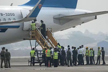 Pekerja dan mangsa yang didakwa terlibat dalam pusat penipuan dari China yang diserahkan oleh Myanmar menaiki pesawat di Lapangan Terbang Mae Sot di Mae Sot, wilayah Tak, Thailand pada 20 Februari 2025. Pada hari yang sama, Myanmar menyerahkan kumpulan pertama yang terdiri daripada ratusan pekerja pusat penipuan dari China, yang dijangka dipulangkan melalui Thailand dalam beberapa hari akan datang.