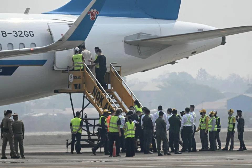 Pekerja dan mangsa yang didakwa terlibat dalam pusat penipuan dari China yang diserahkan oleh Myanmar menaiki pesawat di Lapangan Terbang Mae Sot di Mae Sot, wilayah Tak, Thailand pada 20 Februari 2025. Pada hari yang sama, Myanmar menyerahkan kumpulan pertama yang terdiri daripada ratusan pekerja pusat penipuan dari China, yang dijangka dipulangkan melalui Thailand dalam beberapa hari akan datang.