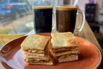 Roti bakar kaya biasanya menjadi sarapan di Singapura dan Malaysia, dengan dicecah atau dimakan bersama secawan kopi atau teh susu panas.