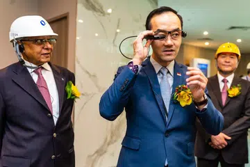 KILANG BIJAK: Dr Koh Poh Koon (tengah) mencuba kemudahan di Makino Asia yang dilengkapi sistem automasi canggih. - Foto CMG