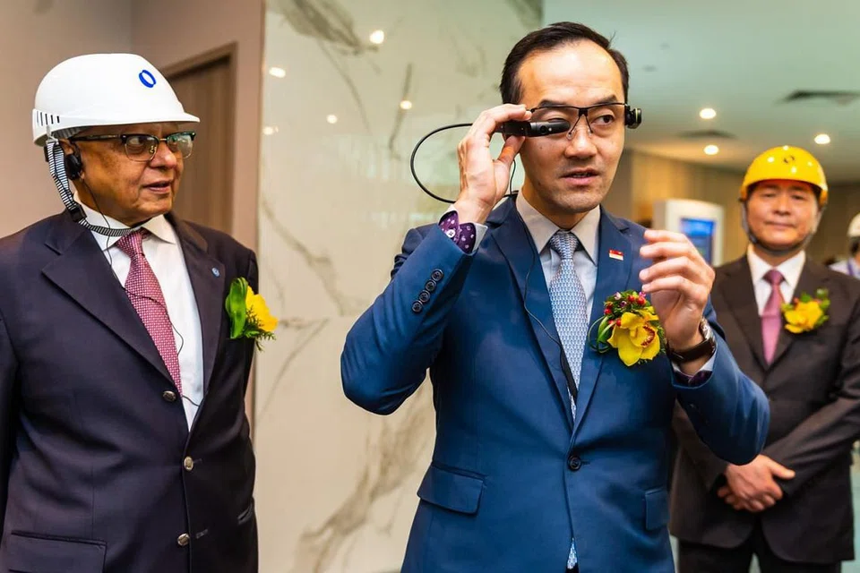 KILANG BIJAK: Dr Koh Poh Koon (tengah) mencuba kemudahan di Makino Asia yang dilengkapi sistem automasi canggih. - Foto CMG