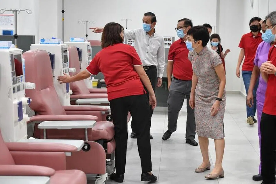 USAHA PUPUK KESEDARAN RAMAI: Menteri Kemampanan dan Sekitaran Grace Fu melancarkan satu usaha baru menggalak orang ramai menjalankan projek bagi meningkatkan kesedaran tentang kesihatan buah pinggang serta mengurangkan jumlah penyakit berkaitan buah pinggang di samping membuka rasmi pusat dialisis NKF di Yuhua pada Sabtu. - Foto BH oleh CHONG JUN LIANG 