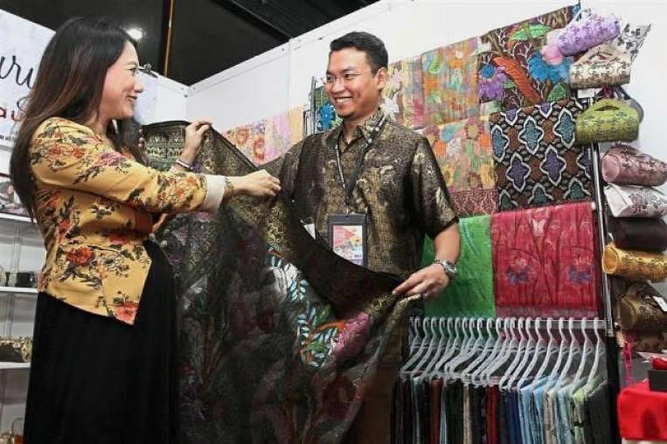 Encik Mohd Saiful Bukhari Azlan dan isterinya, Cik Nik Suryani, di gerai mereka yang ditubuhkan di Pusat Dagangan Dunia Putra sempena perhimpunan agung Umno. 