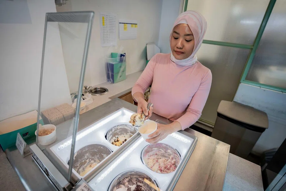 Cik Nursyazanna Syaira Md Suhimi menghasilkan ‘gelato’ dengan tiga bahagian penting, iaitu asas yang bagus, bahan swirl seperti sos dan juga bahan crunch, yang memberi tekstur menarik.