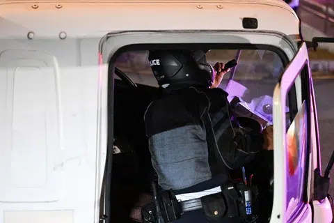 Seorang anggota Pasukan Operasi Khas Polis Trafik (TP) sedang memeriksa label peranti pengehad kelajuan pada sebuah lori semasa operasi penguatkuasaan di Hougang pada 16 Januari.
