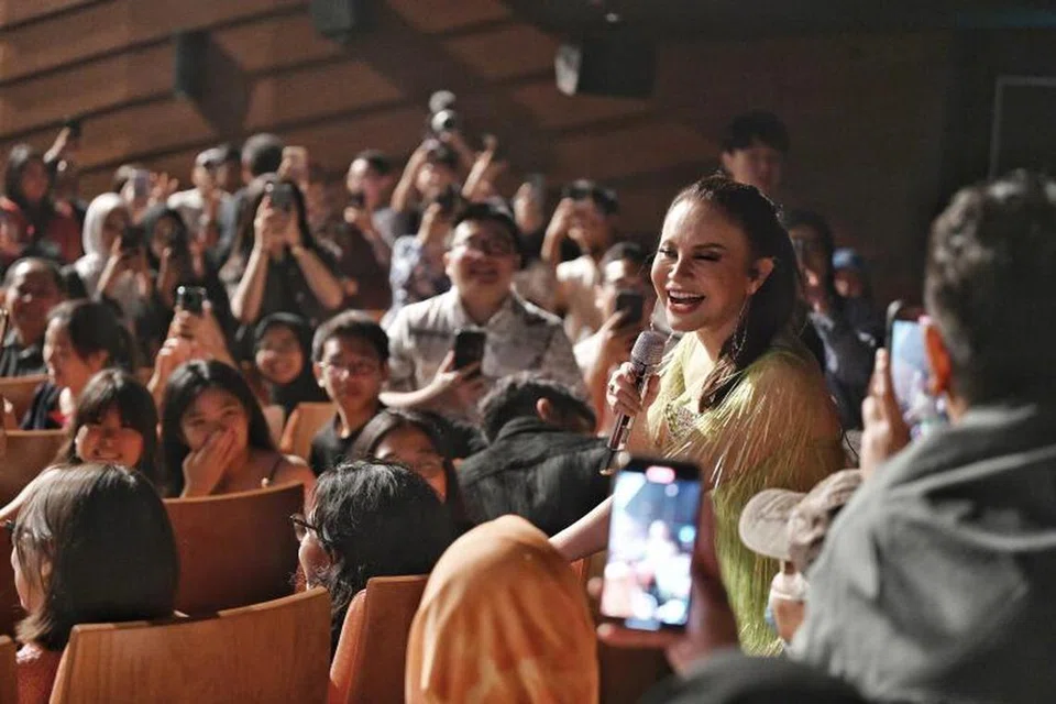 DIKELILINGI PEMINAT SETIA: Rossa tersenyum ceria mendapat sokongan peminat yang sama-sama menyanyi dan bergurau senda dengannya di Teater The Star