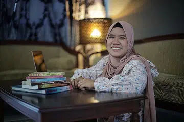 TERIMA ANUGERAH: Cik Ameera telah menerima anugerah Hadiah Buku Koperasi Guru Melayu Singapura yang diberikan kepada mereka yag menunjukkan prestasi terbaik bagi Bahasa Melayu dan Sastera dalam program Sarjana Muda Sastera (Pendidikan). - Foto BH oleh GIN TAY