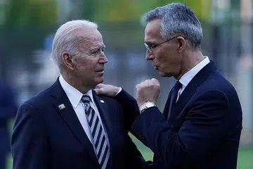 SELEPAS SIDANG NATO: Presiden Amerika Syarikat, Encik Joe Biden (kiri), dan Setiausaha Agung Nato, Encik Jens Stoltenberg, selepas sidang Nato di Brussels, Belgium, kelmarin. - Foto REUTERS