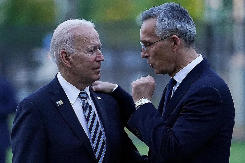 SELEPAS SIDANG NATO: Presiden Amerika Syarikat, Encik Joe Biden (kiri), dan Setiausaha Agung Nato, Encik Jens Stoltenberg, selepas sidang Nato di Brussels, Belgium, kelmarin. - Foto REUTERS
