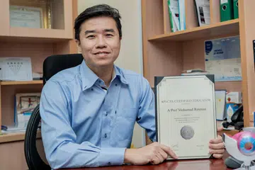 PENGHARGAAN BESAR: Dr Mohamad Rosman Othman menyifatkan Anugerah Pendidik Bertauliah daripada Persatuan Pakar Bedah Katarak dan Refraktif (APACRS) itu sebagai satu kejutan namun penghargaan besar kepadanya memandangkan terdapat ramai pakar oftalmologi di rantau Asia Pasifik.
