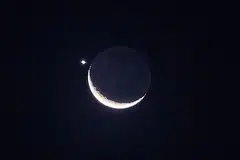 HIASI LANGIT MALAM: Pemandangan bulan sabit diiringi planet Zuhrah menghiasi langit malam pada Jumaat, 24 Mac. - Foto ST