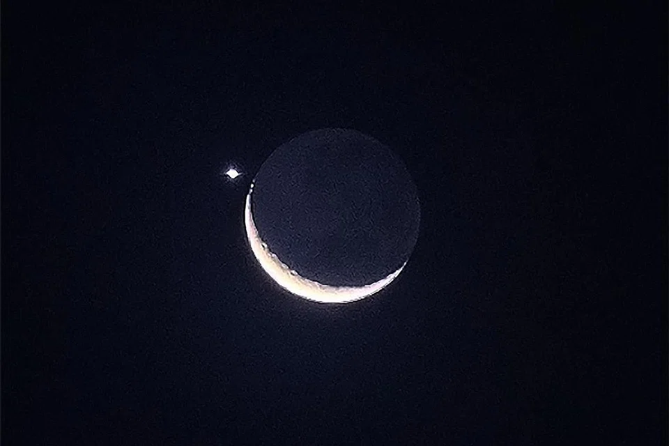 HIASI LANGIT MALAM: Pemandangan bulan sabit diiringi planet Zuhrah menghiasi langit malam pada Jumaat, 24 Mac. - Foto ST