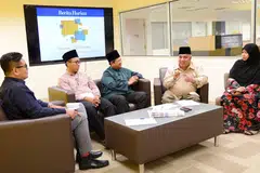 KUPAS ISU: Mufti Dr Fatris Bakaram (tengah) Pengerusi ARB, Ustaz Ali Haji Mohamed (dua dari kanan); pengasas Safinah Institute, Ustaz Muhammad Tarmizi Abdul Wahid (dua dari kiri); ibu tiga pelajar kelas madrasah sambilan aLIVE, Cik Hartini Inawati Hamzah (kanan); membincangkan isu Skim ARS dalam perbincangan Meja Bundar BH. Penolong Editor, Encik Nazri Hadi Saparin (kiri) menjadi moderator. - Foto JOHARI RAHMAT
