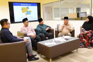 KUPAS ISU: Mufti Dr Fatris Bakaram (tengah) Pengerusi ARB, Ustaz Ali Haji Mohamed (dua dari kanan); pengasas Safinah Institute, Ustaz Muhammad Tarmizi Abdul Wahid (dua dari kiri); ibu tiga pelajar kelas madrasah sambilan aLIVE, Cik Hartini Inawati Hamzah (kanan); membincangkan isu Skim ARS dalam perbincangan Meja Bundar BH. Penolong Editor, Encik Nazri Hadi Saparin (kiri) menjadi moderator. - Foto JOHARI RAHMAT