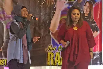 DUET SPONTAN: Nurul Rahila Rashun (kanan) mengalunkan 'single' sulungnya, 'Langit Sampaikan', bersama penyanyi remaja bersuara merdu, peserta 'Asia's Got Talent', Nur Umairah Mohammad Shafiq. - Foto HARYANI ISMAIL
