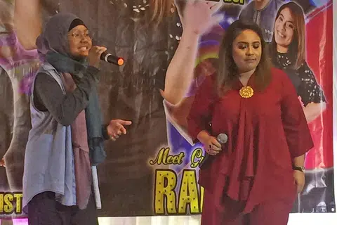 DUET SPONTAN: Nurul Rahila Rashun (kanan) mengalunkan 'single' sulungnya, 'Langit Sampaikan', bersama penyanyi remaja bersuara merdu, peserta 'Asia's Got Talent', Nur Umairah Mohammad Shafiq. - Foto HARYANI ISMAIL