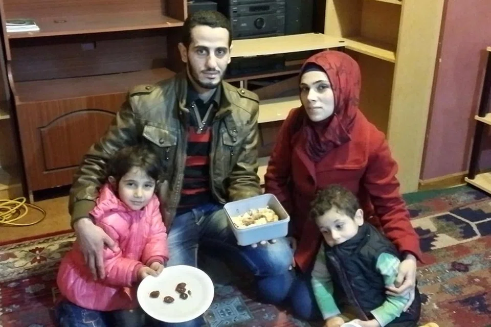 SELAMAT: Encik Mohammad Reda Zetwn bersama isteri, Cik Walaa Zetwn, dan anaknya kini menetap di Dunedin. - Foto MOHD ABDULLAH