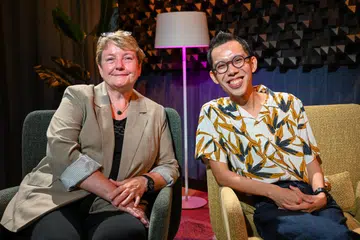Cik Berit Karlsen (kiri) dan Encik Melvin Choo, belajar bahasa Melayu atas alasan tersendiri.