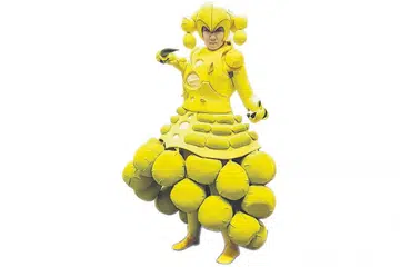 UJI KREATIVITI: Cik Siti Norzaisah Zainudin mencipta pakaian 'cosplay' sendiri malah turut menerima tempahan daripada orang lain di dalam talian. Beliau mewujudkan watak garang Saiko di pertandingan Pesta Anime C3 Asia Singapura baru-baru ini. - Foto ASIA PR WERKZ