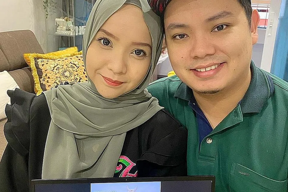 MAHU MEMBANTU: Pasangan suami isteri, Encik Ruzaini Raaziq Lee dan Cik Hur Zaimah Fadlon antara segelintir individu yang menawarkan khidmat korban yang biasanya ditawarkan oleh syarikat. - Foto ihsan HUR ZAIMAH FADLON