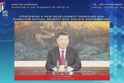 TERUS GALAK PERDAGANGAN: Pemimpin China, Encik Xi Jinping, komited meneruskan usaha perdagangan bebas bersama lebih banyak negara, selain terbabit secara aktif dalam mekanisme dua hala dan serantau. - Foto REUTERS