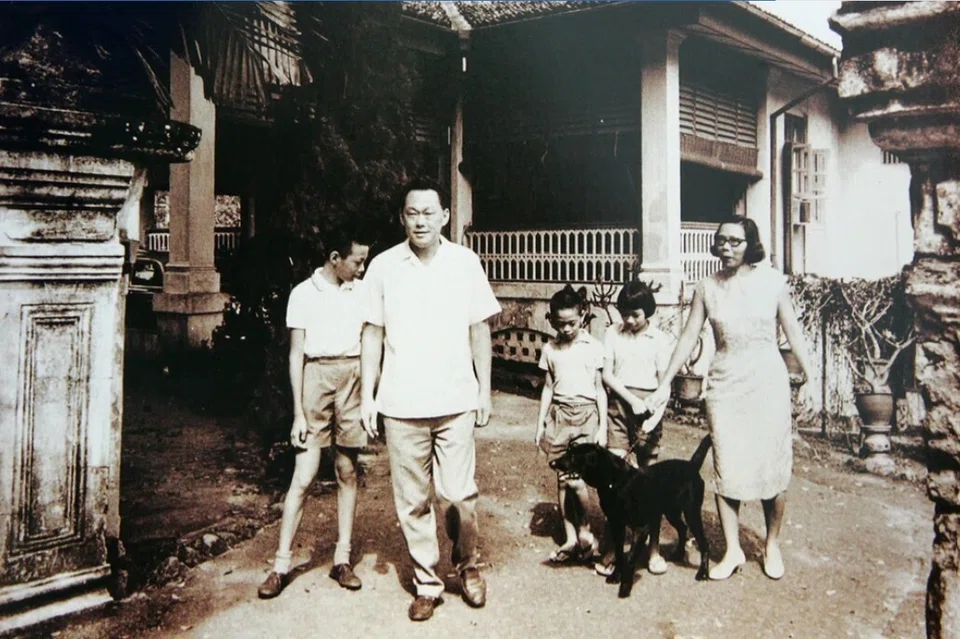 Encik Lee Kuan Yew dan isterinya, Cik Kwa Geok Choo, di rumah mereka di Oxley Road bersama tiga anak mereka, (dari kiri) anak lelakinya, Lee Hsien Loong dan Lee Hsien Yang, serta anak perempuan Lee Wei Ling.