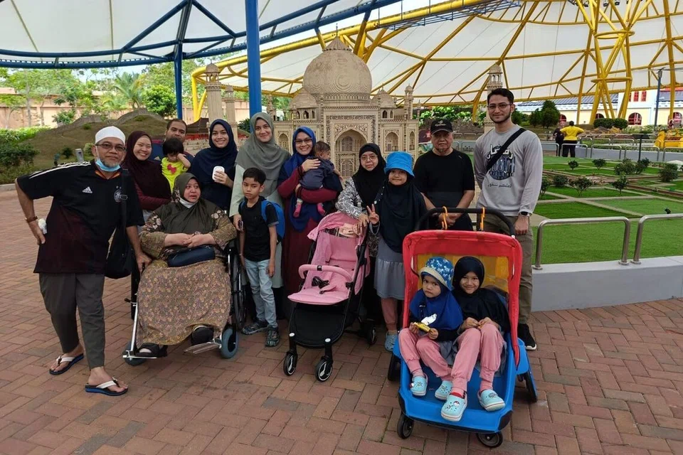 Percutian bukan sekadar pilihan destinasi, tetapi detik indah bersama insan tersayang. Ustaz Sheikh Umar Abdul Aziz (kanan) bersama keluarga ketika bercuti pada 2024. 